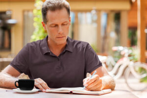 Mężczyzna w koszulce polo