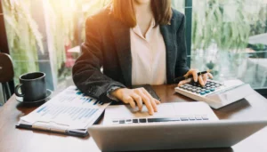 Pracownik działu kadry i płace