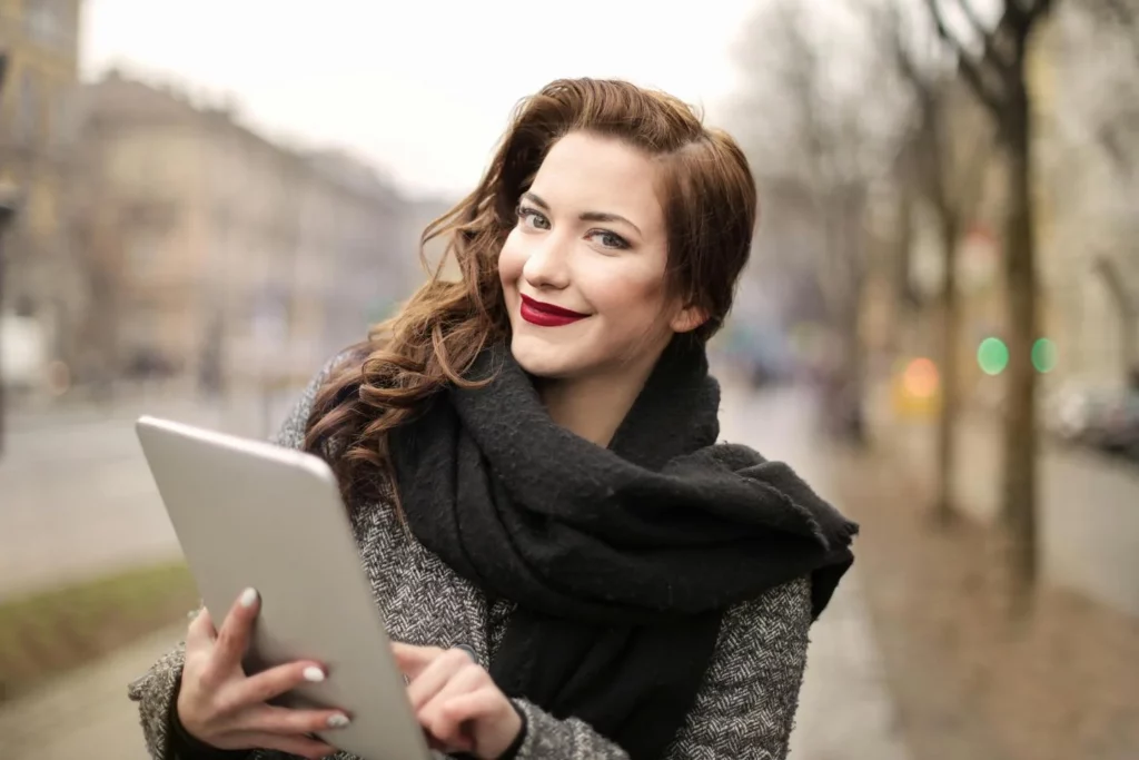 Dziewczyna z iPad w ręku