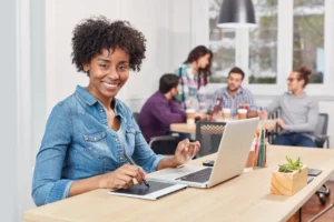 kobieta w trakcie korzystania z social media