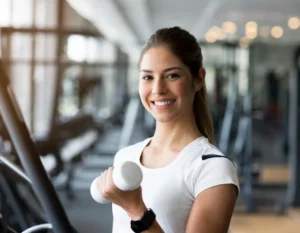 dziewczyna w trakcie treningu na siłowni