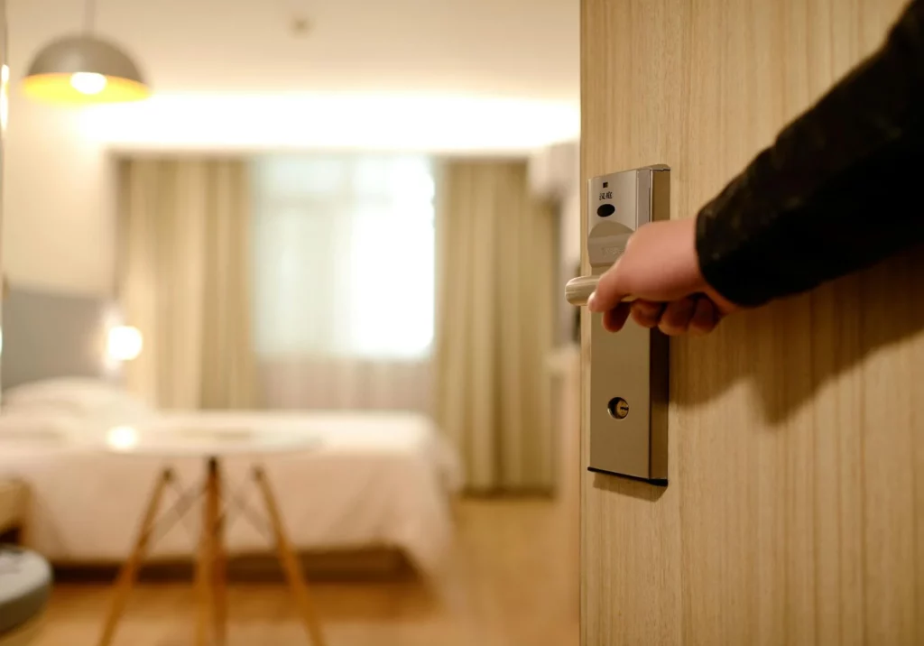 hotel - wejście do pokoju hotelowego