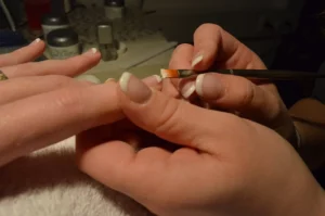 W salonie manicure pochłaniacz pyłu znacząco zwiększa komfort pracy.