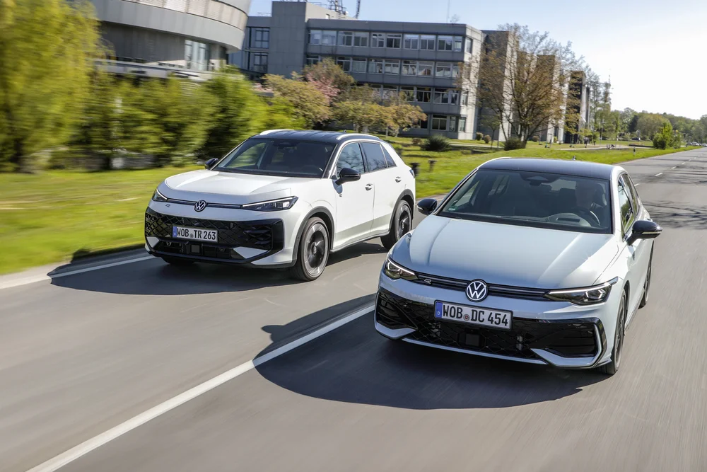 samochody służbowe marki Volkswagen na drodze